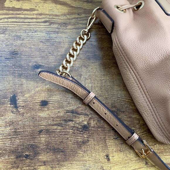 MK Camden Large Drawstring Bag in Suntan Leather - Picture 7 of 16